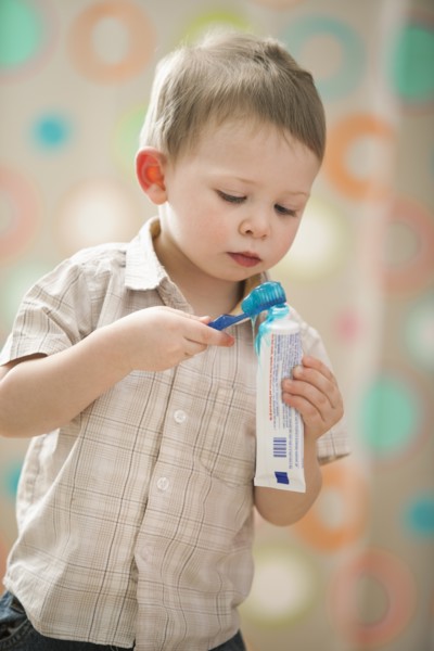Boy (2-3) brushing teeth. Photo : Mike Kemp