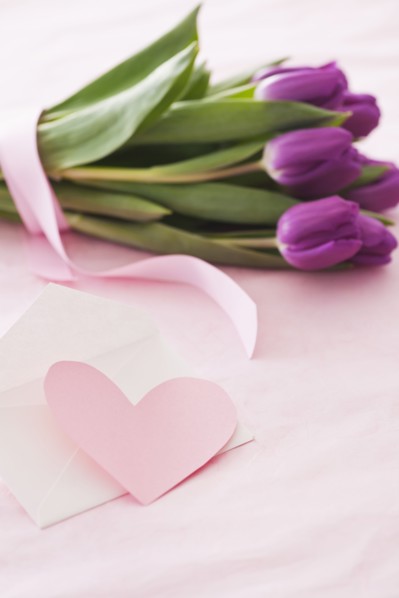 Studio shot of tulips and greeting card. Photo : Daniel Grill