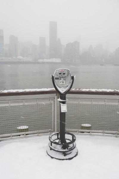 USA, New York City, coin operated binoculars overlooking foggy Manhattan. Photo : fotog