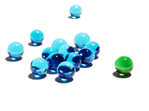 Blue and green glass balls. Photo : David Arky
