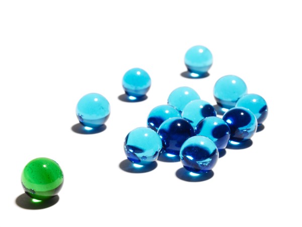 Blue and green glass balls. Photo : David Arky