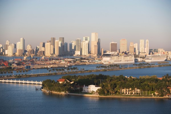 USA, Florida, Miami, Cityscape with coastline. Photo : fotog