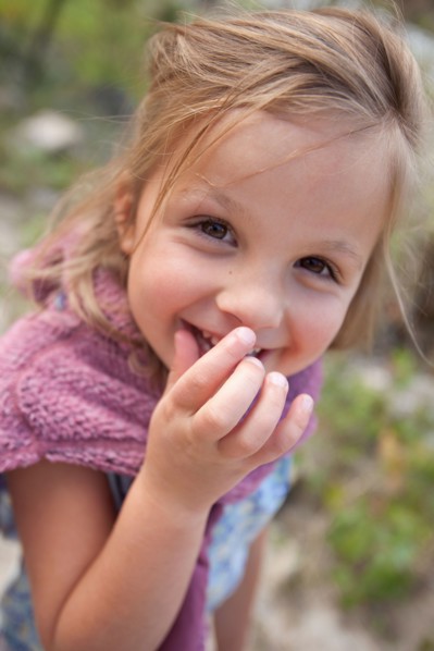 Portrait of girl (4-5) smiling. Photo : Noah Clayton