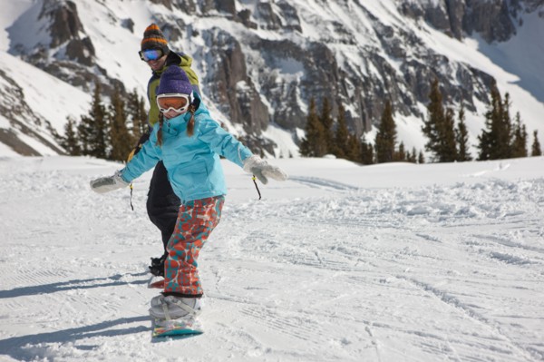 USA, Colorado, Telluride, Father and daughter (10-11) snowboarding . Photo : db2stock