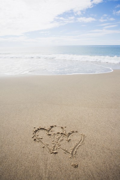 USA, Massachusetts, Hearts drawn on sandy beach. Photo : Chris Hackett