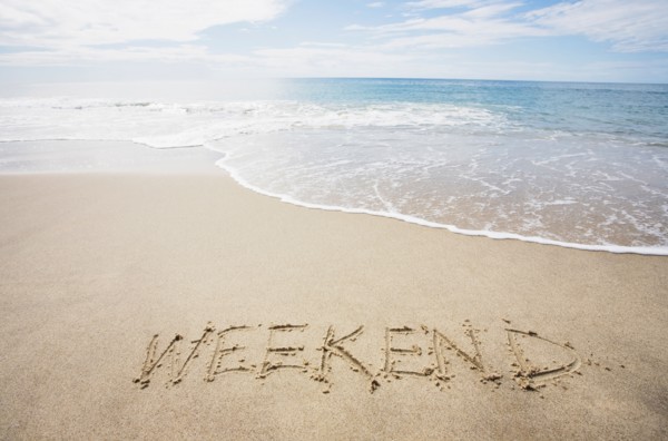 USA, Massachusetts, Word "weekend" drawn on sandy beach. Photo : Chris Hackett