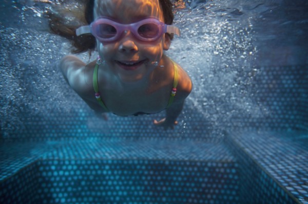 Portrait of girl (4-5) swimming underwater. Photo : King Lawrence