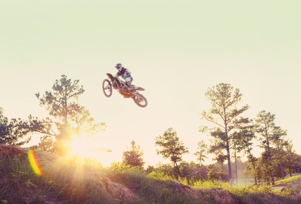 USA, Texas, Austin, Dirt bike jumping. Photo : King Lawrence