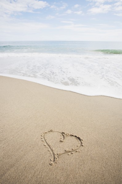 USA, Massachusetts, Hearts drawn on sandy beach. Photo : Chris Hackett