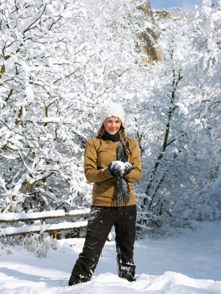 USA, Colorado, portrait of young woman making snowball. Photo : John Kelly
