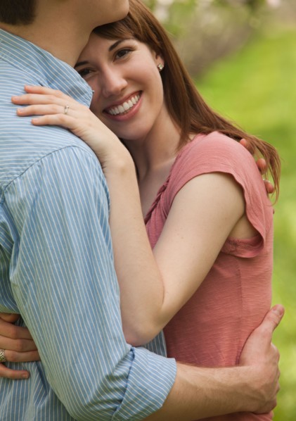Couple embracing outdoors. Photo : Mike Kemp