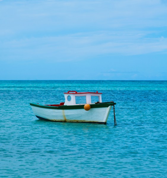 Aruba, boat on sea. Photo : Daniel Grill