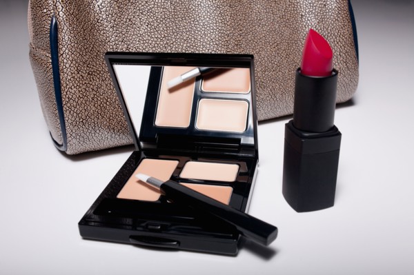 Studio shot of female handbag and make-up kit. Photo : Winslow Productions