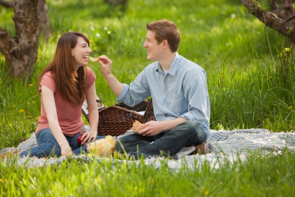 USA, Utah, Provo, Young couple having picnic in orchard. Photo : Mike Kemp