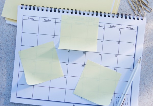 Blank adhesive notes on calendar. Photo : Daniel Grill