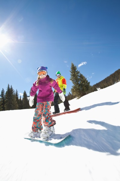 USA, Colorado, Telluride, Father and daughter (10-11) snowboarding . Photo : db2stock