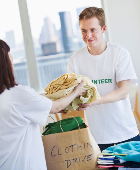 Volunteers organizing clothing drive. Photo : Daniel Grill