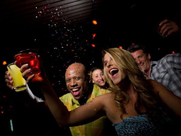 Friends enjoying drinks at bar. Photo : db2stock