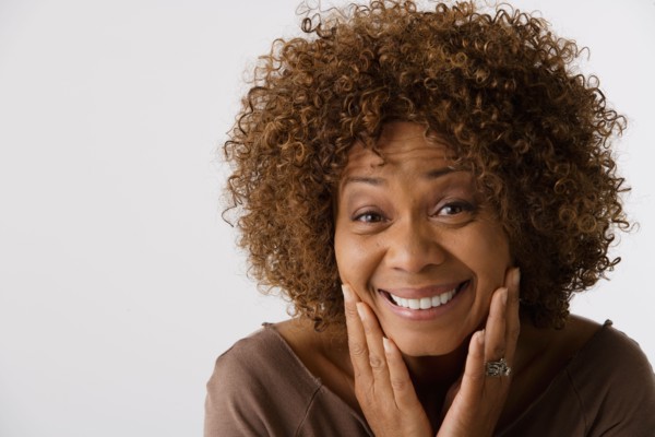 Portrait of mature woman, studio shot. Photo : Rob Lewine