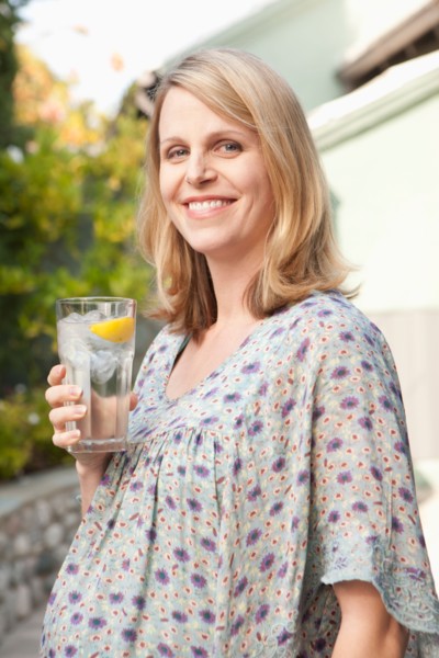 Pregnant woman enjoying non alcoholic drink. Photo : Rob Lewine