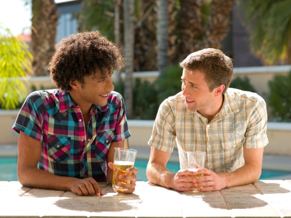 USA, Arizona, Scottsdale, Two men at hotel bar enjoying drink. Photo : db2stock