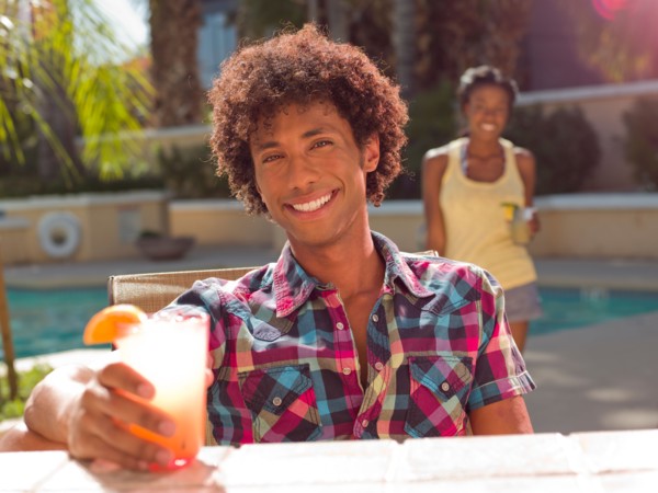 USA, Arizona, Scottsdale, Young couple at pool side bar. Photo : db2stock