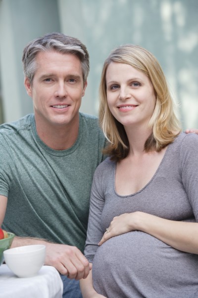 Portrait of pregnant mother and daughter (6-7)embracing. Photo : Rob Lewine