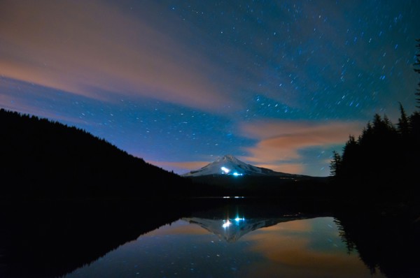 USA, Oregon, Clackamas County, View of Trillium Lake with Mt Hood in background at night. Photo :