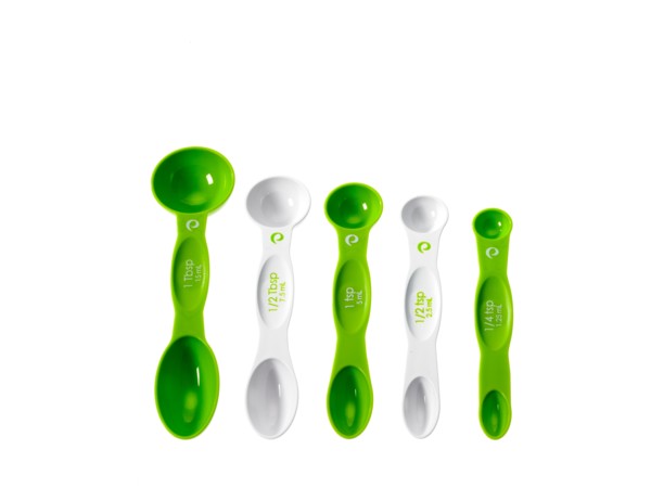 Studio shot of row of green measuring spoons. Photo : David Arky