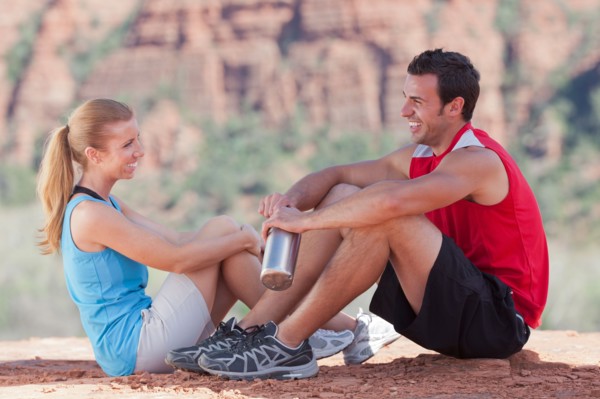 USA, Arizona, Sedona, Young couple enjoying view in desert after hiking. Photo : db2stock