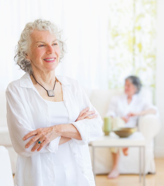 Two senior women in living room. Photo : Daniel Grill