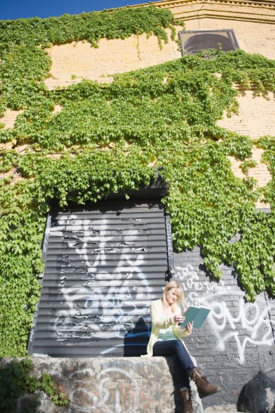 USA, Brooklyn, Williamsburg, Woman reading outside. Photo : Jamie Grill