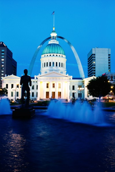 USA, Missouri, St. Louis, Fountain and courthouse at dusk. Photo: Henryk Sadura