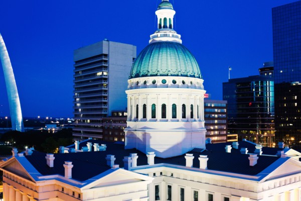 USA, Missouri, St. Louis, Courthouse at dusk. Photo: Henryk Sadura