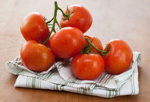 Fresh tomatoes on table.