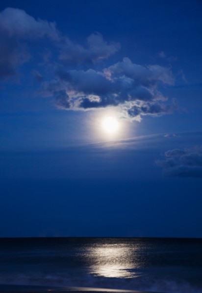 USA, New York, Queens, Rockaway Beach, Landscape with sea and moonlight at night. Photo : Jamie