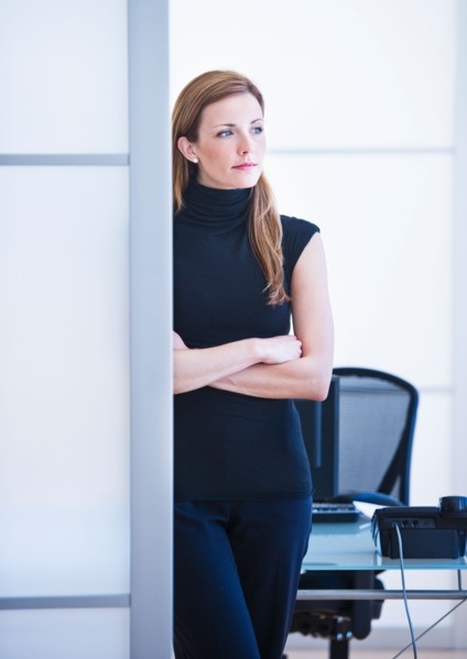 Young woman working in office. Photo : Daniel Grill