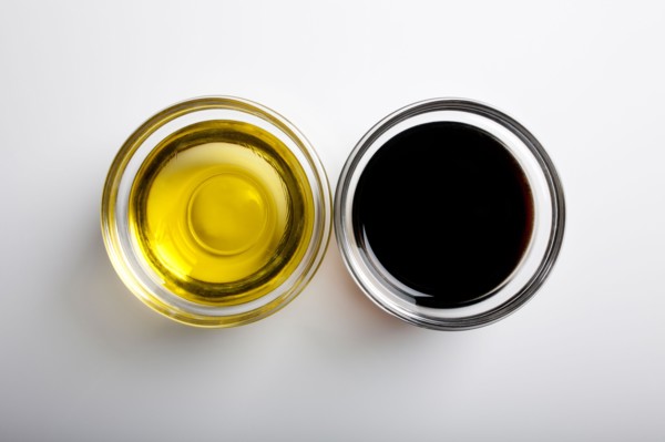 Studio shot of olive and vinegar. Photo : Winslow Productions