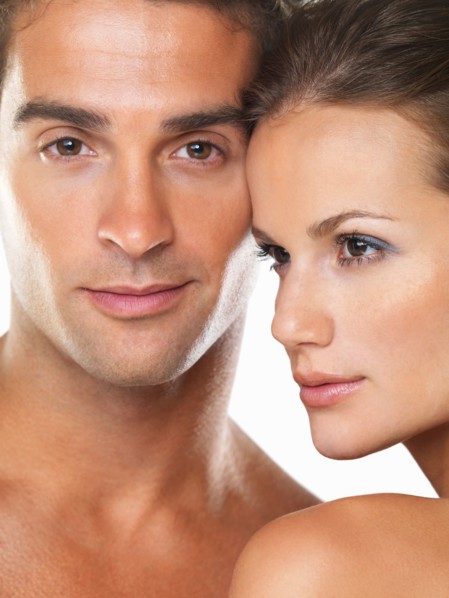 Studio portrait of young attractive couple. Photo : momentimages