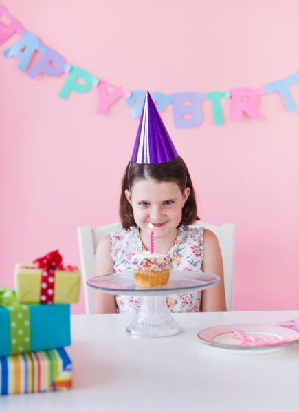 Portrait of girl (6-7) celebrating birthday. Photo : Daniel Grill