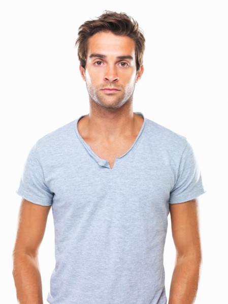 Studio portrait of angry young man flaring nostrils. Photo : momentimages