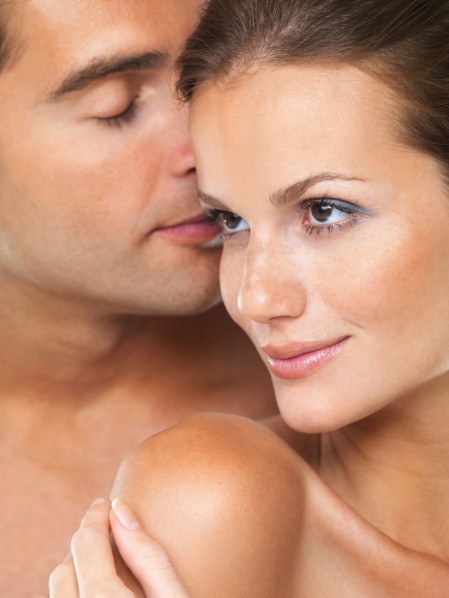Studio portrait of young attractive couple. Photo : momentimages