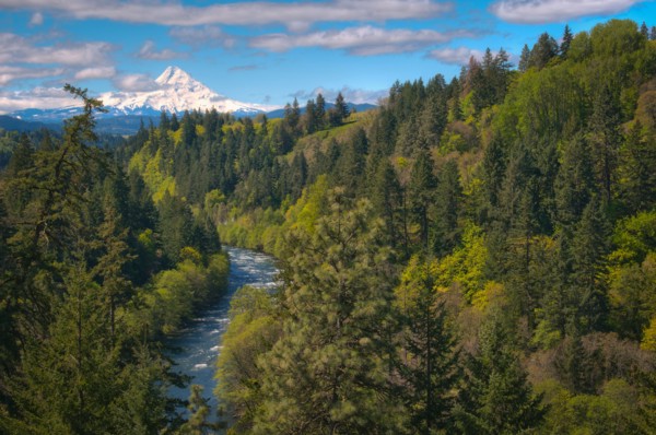 USA, Oregon, High angle view of Hood river with Mt Hood in background. Photo : Gary J Weathers