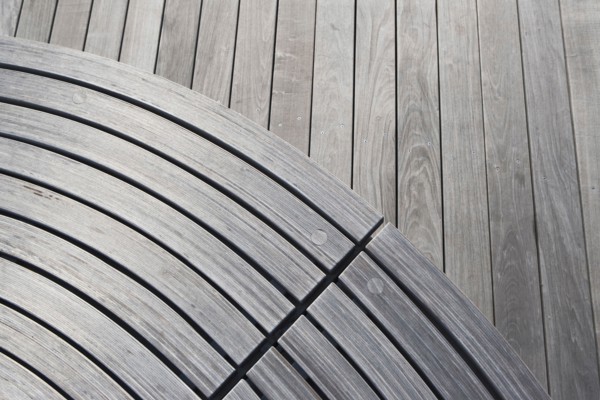 USA, New York State, New York City, Wooden park bench. Photo : fotog
