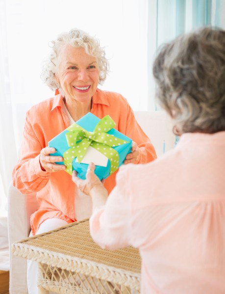 Two senior women celebrating birthday. Photo : Daniel Grill