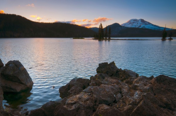 USA, Oregon, Deschutes County, scenic view of Sparks Lake. Photo : Gary J Weathers