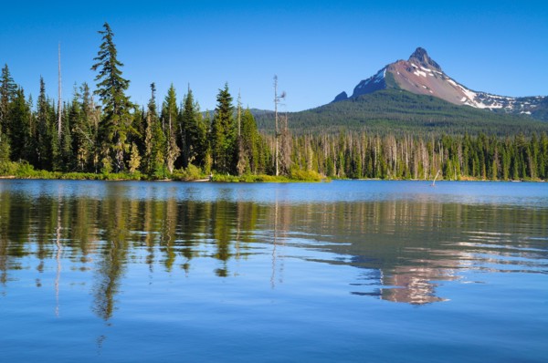 USA, Oregon, Big Lake and Mt. Washington. Photo: Gary J Weathers