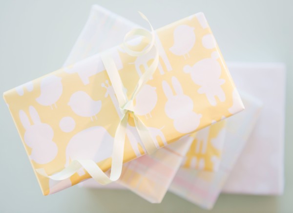 Gift boxes wrapped in pastel colored paper. Photo : Daniel Grill