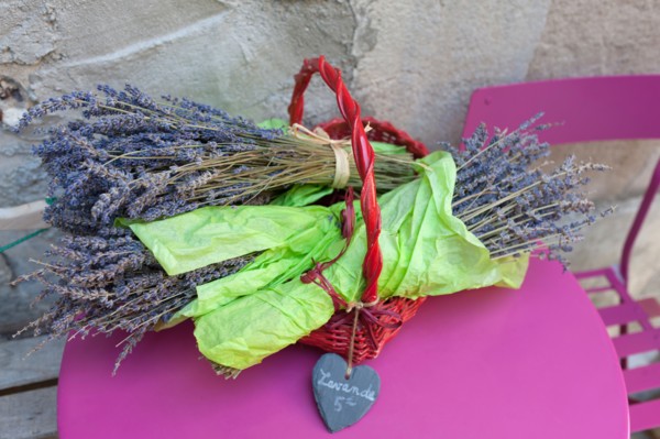 Lavender in bundles on table. Photo : Jan Scherders