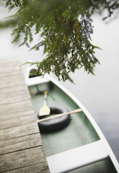 USA, New York, Putnam Valley, Roaring Brook Lake, Boat moored at pier. Photo : Jamie Grill